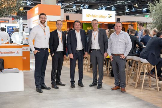 V.l.n.r.: Sebastian Stelzer, Group Lead Product Management Industrial Ethernet (Weidmüller); Dr. Björn Griese, Head of Product Security (Weidmüller); Christian Pellkofer, Manager System Engineering OT/IoT (Fortinet), Dr. Thomas Bürger, Executive Vice President Automation Products and Solutions (Weidmüller); Roland Renner, Business Development Manager- Operational (Fortinet) (Bild:  Weidmüller)