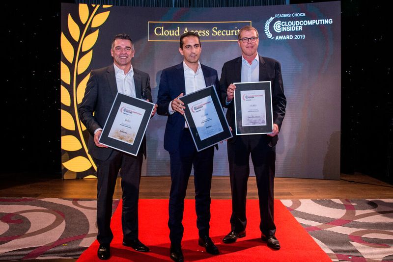 Glückliche Preisträger in der Kategorie Cloud Access Security: Die IT-Awards nehmen Wolfgang Rölz (re.) für Cisco CloudLock (Silber), Ralf Damschek (li.) für Symantec (Gold) und Andreas Gross (m.) für McAfee (Platin) entgegen. (Bild: artful rooms / VIT)