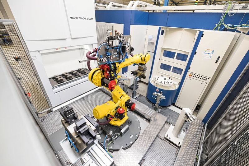 Die Roboterzelle von Grob im Einsatz bei Wessel Hydraulik.(Bild:  Grob-Werke)