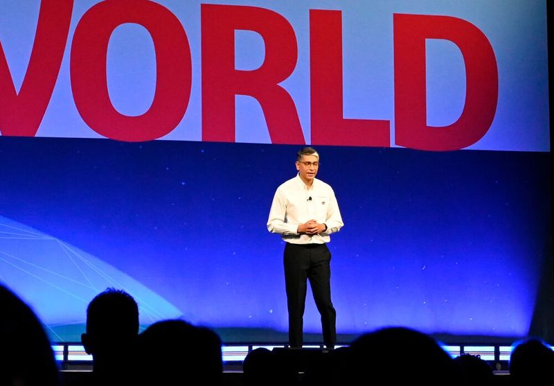 Manish Kumar, CEO von Solidworks, zeigt, was sich in den 30 Jahre getan hat: Ein Modell aus einer Design-Kompetiton dauert in Version 1995 ca. 30 min., im aktuellem xDesign nur 93 s. (Bild: Stefanie Michel)