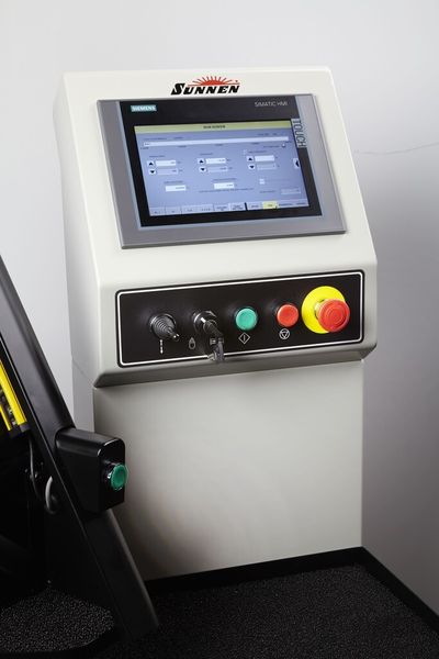 Die SH-4000 ist mit einem Siemens-PLC der neuesten Generation ausgestattet, welcher über den integrierten 9’’-Touchdisplay bedient wird. (Bild: Hommel)