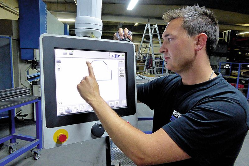 Mit der EHT-Press-Control-Steuerung ist das Biegen für den Bediener ein Kinderspiel – egal ob in 2D oder 3D. Das Bedienterminal ist mit einem 17