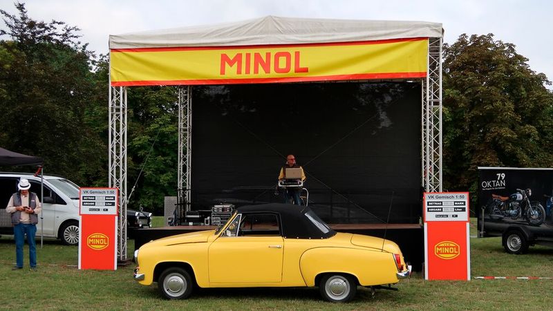 „Minol“-Tribüne des OMMMA, davor ein Wartburg 312-300 HT. Das Kürzel HT steht für Hardtop. (Bild: Diehl)