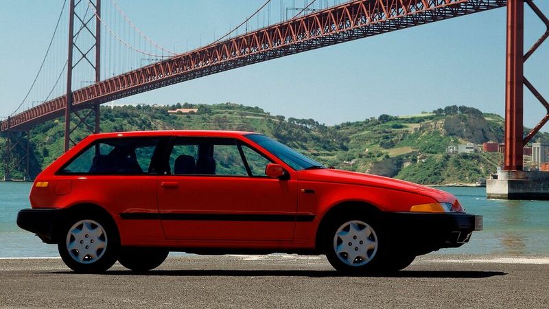 Keil mit Klappscheinwerfern für den US-Markt, auf dem er aber nie verkauft wurde: Der vor 40 Jahren vorgestellte Volvo 480 ES. (Bild: Volvo)
