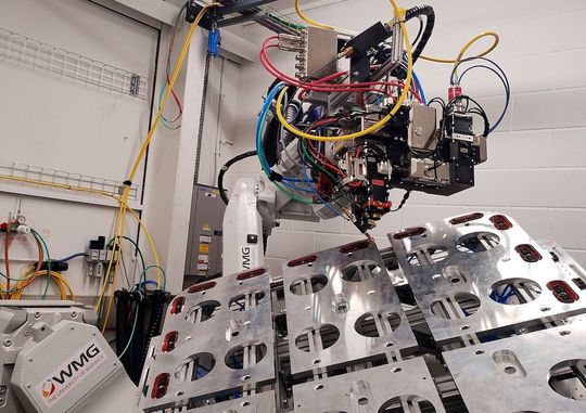 Leichtbau-Batteriekästen aus hochfestem Aluminium können Briten mit einer speziellen Art des Laserschweißens jetzt hochwertig anfertigen. Deutsches Know-how von Scansonic spielt dabei eine große Rolle ...(Bild:  WMG/University of Warwick)