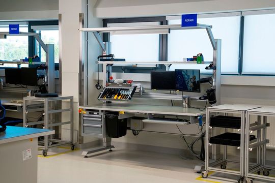 Der item-Systembaukasten umfasst mehr als 4500 Komponenten für Anwendungen unterschiedlicher Branchen. Ein Beispiel ist dieser kundenspezifisch gestaltete Arbeitsplatz.(Bild:  Tobias Ahrens)