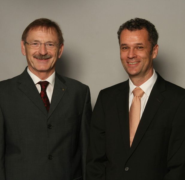Franz Müller (links) beendete seine berufliche Laufbahn als Geschäftsführer bei der Deutsche Metrohm Prozessanalytik GmbH & Co. KG. Seine Nachfolge trat Michael Feige (rechts) an. (Bild: Deutsche Metrohm)
