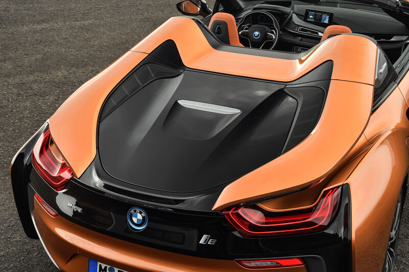 Jüngstes Beispiel ist der Einsatz des selektiven Laserstrahlschmelzens in der Produktion des BMW i8 Roadsters. Das additive Bauteil befindet sich am Soft-Top-Verdeck des BMW i8 Roadsters und dient als Halterung der Verdeckabdeckung.  (WILFRIED WULFF // BMW Group)