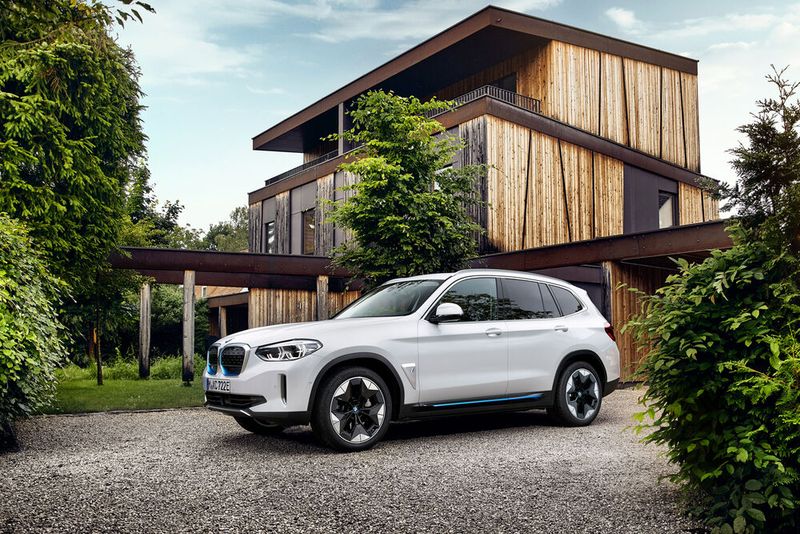 Im Frühjahr 2021 ist der iX3 ab rund 70.000 Euro in Deutschland verfügbar. (Bild: BMW)