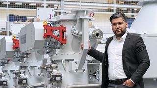 Yener Bicakci und die Fließbett-Gegenstrahlmühle AFG-R (Bild: Hosokawa Alpine)