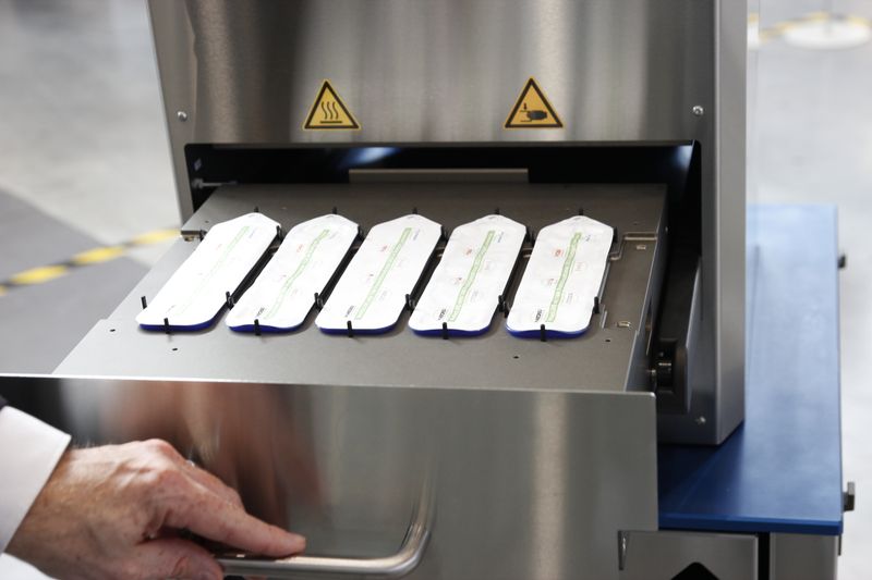 Die Verpackung wird mit Druck und Temperatur versiegelt und ist gasdurchlässig, damit das Produkt im Inneren noch sterilisiert werden kann. (Devicemed/J. Engelke)