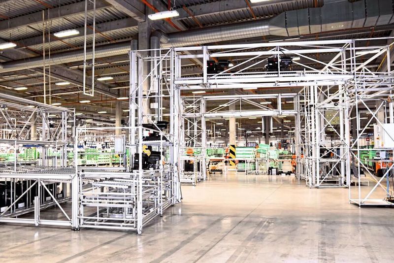 Platz 5: In einem beispielhaften Projekt für Toyota in Tschechien kombinierte Item Lineartechnik mit Karakuri/LCA. Über eine ausgeklügelte Brückenkonstruktion werden Klimaanlagen für Kleinwagen transportiert. (Bild: Item)