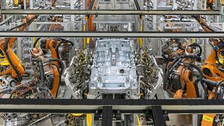 Für den Karosseriebau werden im BMW-Werk Dingolfing viele Roboter benötigt. Sie alle werden mit Gleichstrom angetrieben und sparen so Energie. (Bild: Lapp)