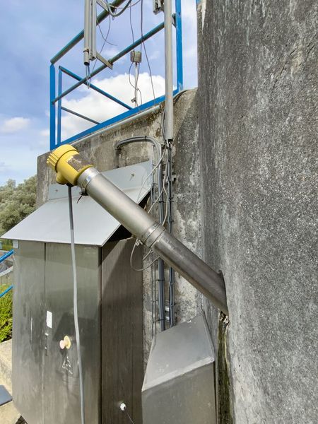 Sensoren in der Abwasseraufbereitung müssen sich nicht nur einfach montieren lassen, sondern dürfen sich anschließend im Betrieb weder von Vibration, Kondensat, Staub, Schmutz, Schlamm oder Faulgasen beeindrucken lassen. (Bild: Vega)