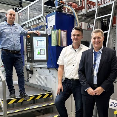 Gemeinsam für ein Maximum an Effizienz: Pavel Bohuněk und Marek Hejl von Swoboda CZ mit 
Michal Slaba von Wittmann Battenfeld CZ (von links nach rechts)
 (Bild: Wittmann)
