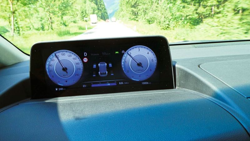 Ebenso wurde bei sommerlichen Wetterbedingungen der Allradantrieb selbst in den Bergen kaum aktiv.  (Bild: Wolfgang Michel – VCG)