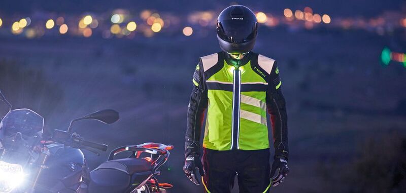 Sicherheit im Straßenverkehr: Leuchtende Streifen sollen den Motorradfaher sichtbarer machen.