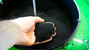 Ruß aus Pyrolyse (Symbolbild): Auf diese Weise können aus Altreifen wieder Materialien für neue Pneus gewonnen werden. (Bild: Rosenow – VCG)