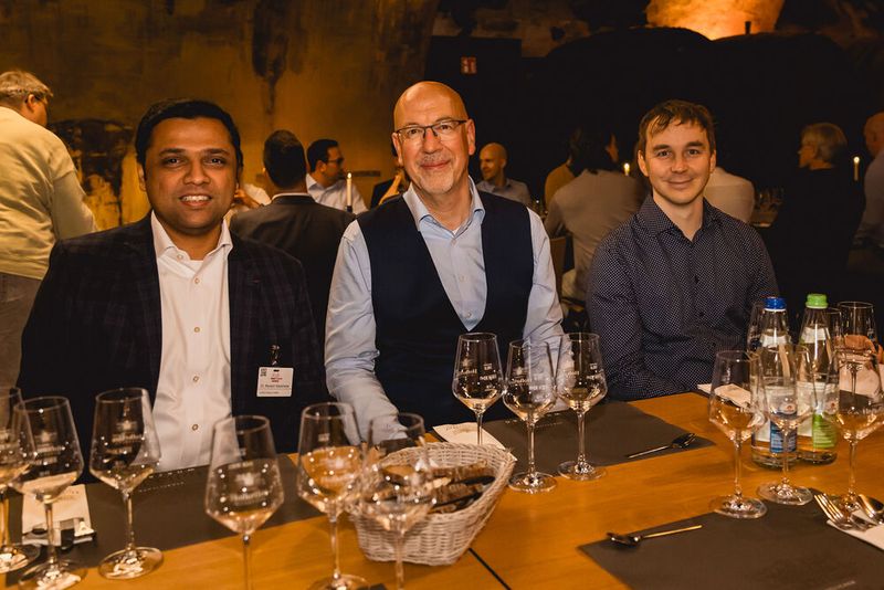 Am Tisch Platz genommen ist viel Zeit für Gespräche außerhalb des Kongress-Rahmens. (Bild: Stefan Bausewein)
