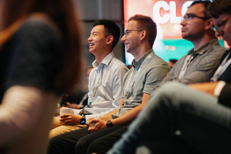 Die Begeisterung ist spürbar: Teilnehmer der Cloud Native Conference 2025 erleben die Vorträge mit Freude und Interesse. (Bild: Manuel Emme Fotografie / Vogel IT-Akademie)