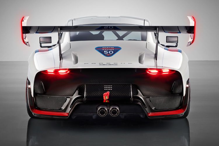 Der 1,9 Meter breite und 40 Zentimeter tiefe Heckflügel sorgt für ordentlich Abtrieb. (Bild: Porsche)