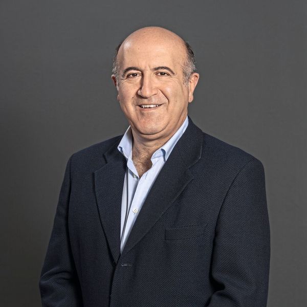 Here Technologies hat Fred Hessabi zum Senior Vice President und General Manager für die Regionen Europa, Mittlerer Osten und Russland berufen. Er ist künftig für das regionale Umsatzwachstum und die Diversifizierung des Kundenportfolios verantwortlich. Hessabi folgt auf Stefan Hansen, der Here Ende 2019 verlassen hat, um sich anderen Aufgaben zu widmen.
 
Vor seiner Tätigkeit bei Here leitete Hessabi das Unternehmen „C3.ai International“, einen Anbieter von KI-Software für Unternehmensanwendungen. Dort führte und managte er alle Tätigkeiten von C3 außerhalb der USA, darunter Sales, Marketing sowie Professional Services. Davor war Hessabi bei SAP General Manager für EMEA – North & Continental Europe und verantwortlich für alle Tätigkeiten und Umsätze von SAP in dieser Region. (Here)