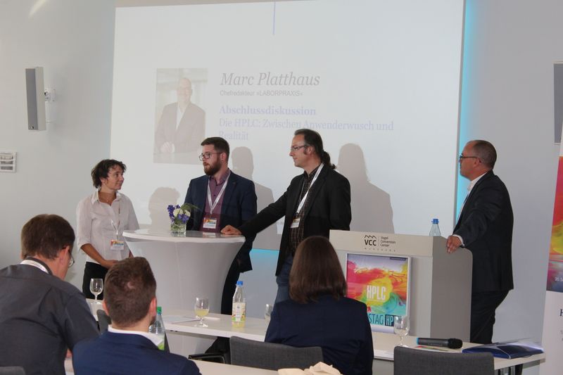 Mit einer lebhaften und interaktiven Podiumsdiskussion beschließen die Experten den spannenden und informativen Praxistag in Würzburg.  Am 29. November findet der nächste Praxistag statt, dann erstmalig in Berlin. Dort werden auch Kerstin-Hermuth und Vosskötter wieder als Referenten sprechen. Mehr Informationen zu Programm und Anmeldung finden Sie auf www.praxistag-hplc.de. (Bild: LABORPRAXIS)