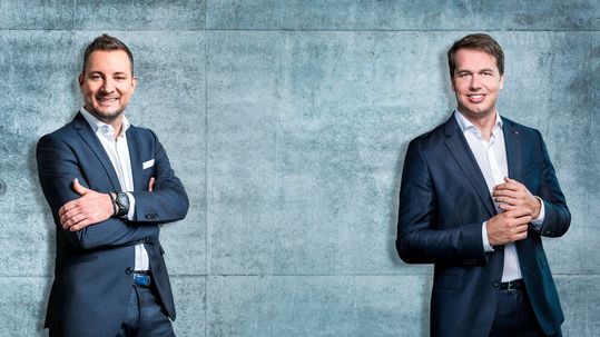 Sebastian Grams (li.) und Julius Seebach leiten gemeinsam die Geschicke von Audi Sport und wollen „im Hochleistungssegment die Mobilität von morgen gestalten“.(Bild:  Audi)