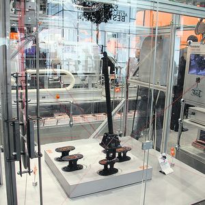 Igus zeigt auf dem Stand einen Prototypen des Seilroboters, der die Funktionalität veranschaulicht.