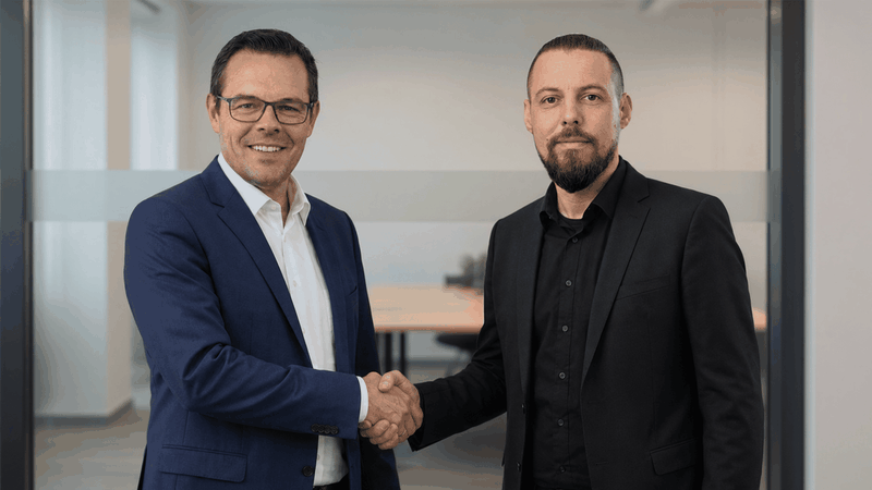 Besiegeln die Partnerschaft im Industrial Business Ecosystem: Torsten Hartinger, Geschäftsführer der Solid System Team GmbH (rechts), und Andreas Hahn, CEO der Formways GmbH (links).(Bild:  Solid System Team GmbH)
