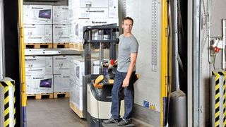 Pro Arbeitsstunde soll der Doppelstockstapler DT 3000 um 25% effektiver sein. Bild: Crown (Archiv: Vogel Business Media)