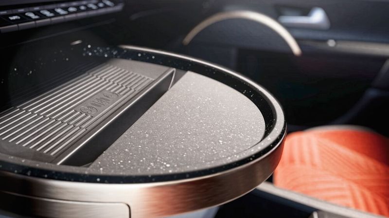 Geschmackssache: Das Kaffeetischchen kann man total cool oder überflüssig finden. (Bild: Lancia)