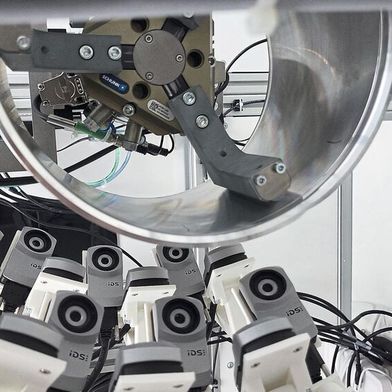 Gleichzeitige Bildaufnahmen sorgen für eine lückenlose Inspektion und dienen der Einhaltung der Taktzeit. (Bild: Vivaldi Digital Solutions GmbH)