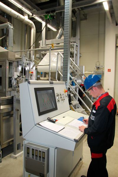 Überwachung der Beschichtung (Coating). Die aktive Trennschicht der Membran bildet ein hauchdünner Polyamidfilm, der das Salz vom Wasser separiert. (Lanxess)