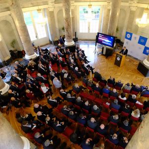 Das Kfz-Gewerbe Hessen würdigte Jürgen Karpinski in der Rotunde von Schloss Bieberich in Wiesbaden.(Bild:  Zietz – VCG)