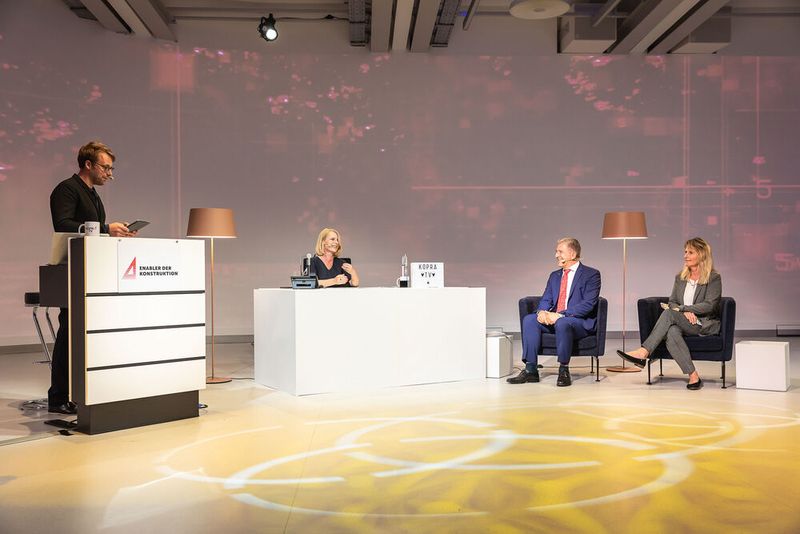 Für die Übergabe des Awards in der Kategorie Mikrofluidik begrüßte Ute Drescher Jürgen Prochno, Geschäftsführer der Lee Hydraulische Miniaturkomponenten und Kollegin Petra Rauch.  (Stefan Bausewein/Vogel Communications Group)