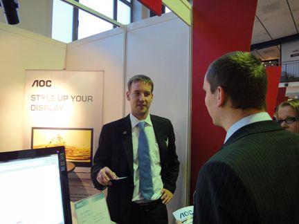 Sebastian Niehues, AOC, erklärt gerade sein Produkt. (Archiv: Vogel Business Media)