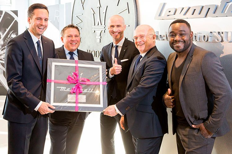 Von links: Patrick Dinger, Maserati-Händlernetzentwicklung, Thomas Heinz, Maserati-Vertrieb, Lueg-Geschäftsführer Frank Burbach, Lueg-Chef Jürgen Tauscher und ZDF-Koch Nelson Müller. (Foto: Udo Geisler)