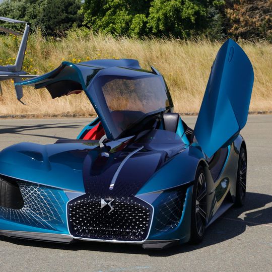 Die DS-Studie „X E-Tense“ bricht optisch mit gewohnten Designmustern. Vor allem der assymetrische Aufbau erzeugt einen Spannungsbogen.(Bild:  PSA)