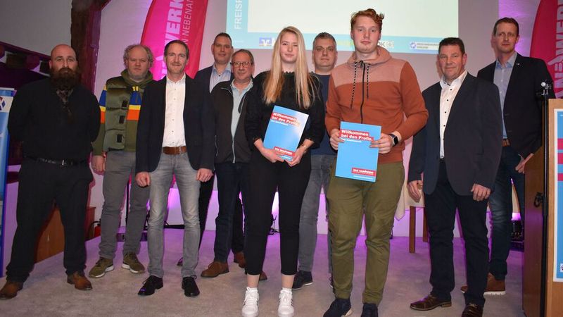 Nach zweijähriger Corona-bedingter Zwangspause hat die Winter-Lossprechungsfeier des Meppener Handwerks wieder in einem großen Rahmen stattgefunden. Die Kreishandwerkerschaft Emsland Mitte-Süd hatte alle neun Innungen mit ihren bestandenen Prüflingen in den Kossehof Meppen eingeladen. Fast 350 Gäste waren gekommen, um 85 Gesellen aus den verschiedenen Gewerken zu verabschieden. Obermeister Daniel Wessels von der Kfz-Innung Meppen sprach insgesamt 22 Kfz-Mechatroniker frei, darunter auch für den Bereich Nutzfahrzeuge. (Bild: Kfz-Innung Meppen)