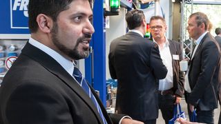 Frimo präsentiert ein mobiles Ultraschallschweißgerät, das sich vor allem für Prototypen, Kleinserien oder Reparaturarbeiten eignen soll. (Bild: Frimo)