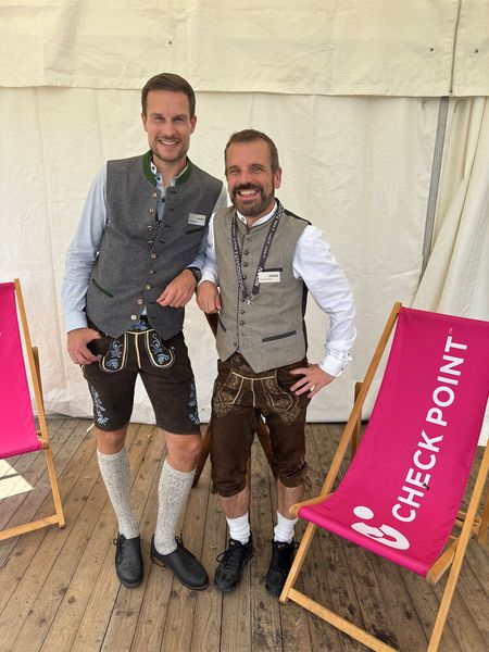 Immer im vollen Einsatz für CheckPoint sind Michael Bauer und Thomas Erhard (Arrow ECS). (Bild: Vogel IT-Medien GmbH)