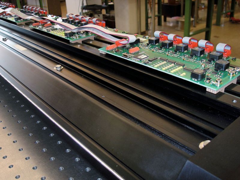 Bei der Hybrid-Technologie werden die jeweiligen Vorteile von Faseroptik- und LED-Technik kombiniert. Während LEDs immer leistungsstärker und langlebiger werden, bieten Glasfasern den Vorteil einer sehr homogenen Lichtverteilung.  (Bild: Basler­ /­ Volpi)