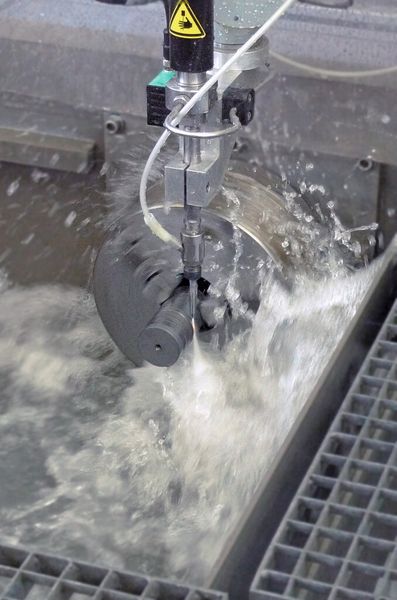 Bild 1: Das Wasserabrasivstrahldrehen eignet sich besonders zum Bearbeiten von schwer zerspanbaren Werkstoffen auf Titanbasis. (Bild: IWF)