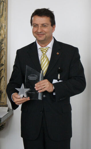 Der eGovernment Kommunikations Award für Ministerialdirektor Jürgen Häfner (Rheinland-Pfalz). Diese Auszeichnung wird von der eGovernment-Computing-Redaktion verliehen. (Archiv: Vogel Business Media)