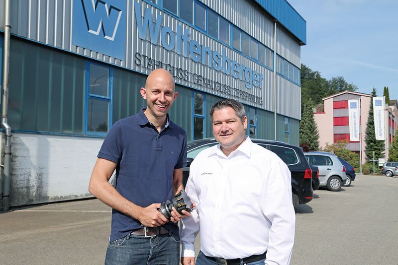 Raphael Küng (li., AVOR Zerspanungstechnik Wolfensberger AG) und André Braun (Technischer Berater, Walter (Schweiz) AG) sind hoch zufrieden mit den Ergebnissen des Wiper-Schlicht-Drehprozesses als auch mit dem Sonderwerkzeug für die Nutfertigung. (M. Böhm)