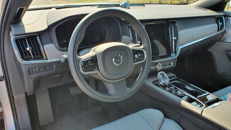 Der Innenraum ist hochwertig und aufgeräumt. Die Sitzbezüge bestehen unter anderem aus recycelten PET-Flaschen. (Mauritz/»kfz-betrieb«)