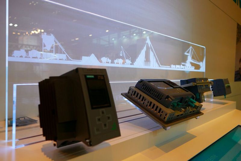 Siemens kam auf der Bauma mit einem vergleichsweise kleinen Stand aus. Das Unternehmen zeigte unter anderem Steuerungs- und Automatisierungseinheiten, die für extreme Bedingungen gebaut wurden und -40 bis 70 Grad Celsius aushalten. (Bild: Sandro Kipar/VCG)