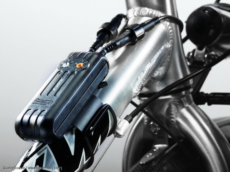 Dieses Gerät macht den Strom des Nabendynamos nutzbar für das Aufladen diverser elektronischer Geräte à la Handy und Digicam. Gerade für Reiseradler ist das ausgesprochen praktisch. (Quelle: www.bumm.de | pd-f)