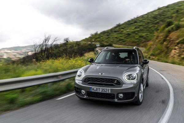 Der MINI Cooper S E Countryman ALL4 ist der erste Mini, bei dem ein Plug-in-Hybrid-Antrieb die Möglichkeit zu rein elektrischer und damit lokal emissionsfreier Mobilität eröffnet. (Mini)